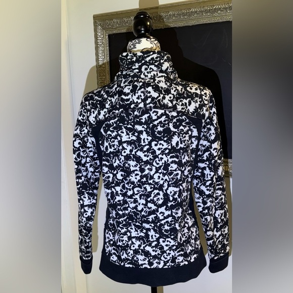 LuLu Lemon stunning sweatshirt Sz. 8 with a side neck zipper closure - Picture 3 of 6